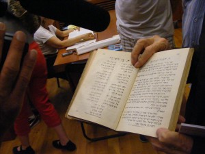 משה מחזיק בספר "בדרך" בעמוד השיר  בן השומר - שאלוניקי יוני 2011