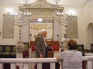 משה על הבמה בבית הכנסת מונסטראליס - יוני 2011